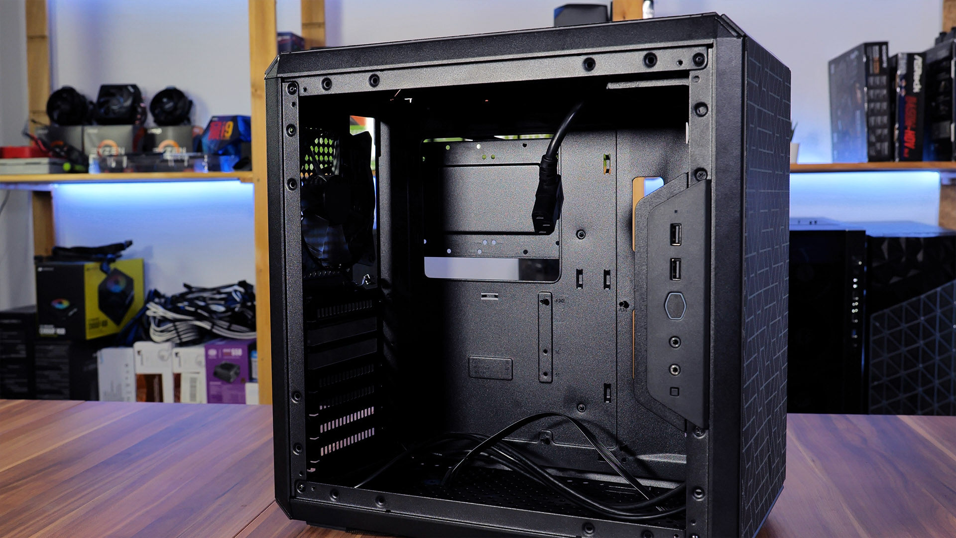 coolermaster-masterbox-q500l-inside